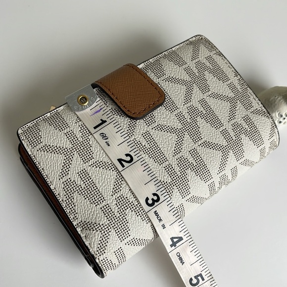 Micheal Kors Jet Set Wallet - Picture 15 of 16